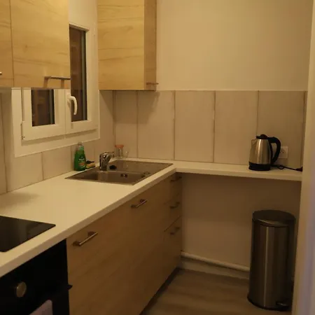 A La Apartment *