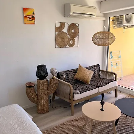 A La Apartment *
